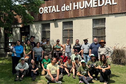 Participantes del Global Big Day observando aves en los humedales de Jaaukanigás, Villa Ocampo.