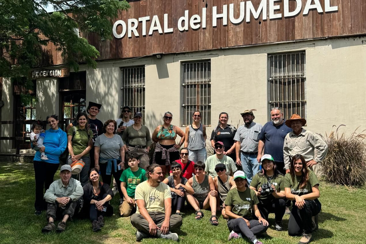 Participantes del Global Big Day observando aves en los humedales de Jaaukanigás, Villa Ocampo.