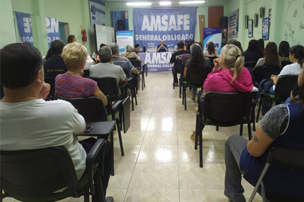 oto de archivo de una reunión de AMSAFE sobre temas docentes.