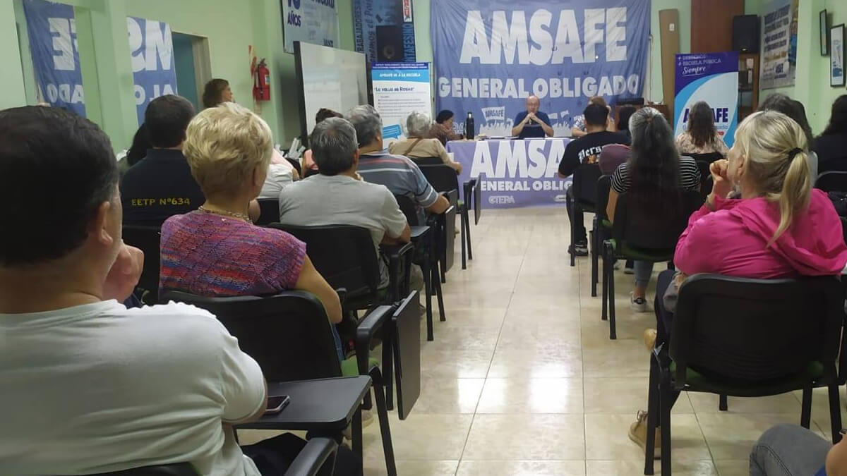 oto de archivo de una reunión de AMSAFE sobre temas docentes.