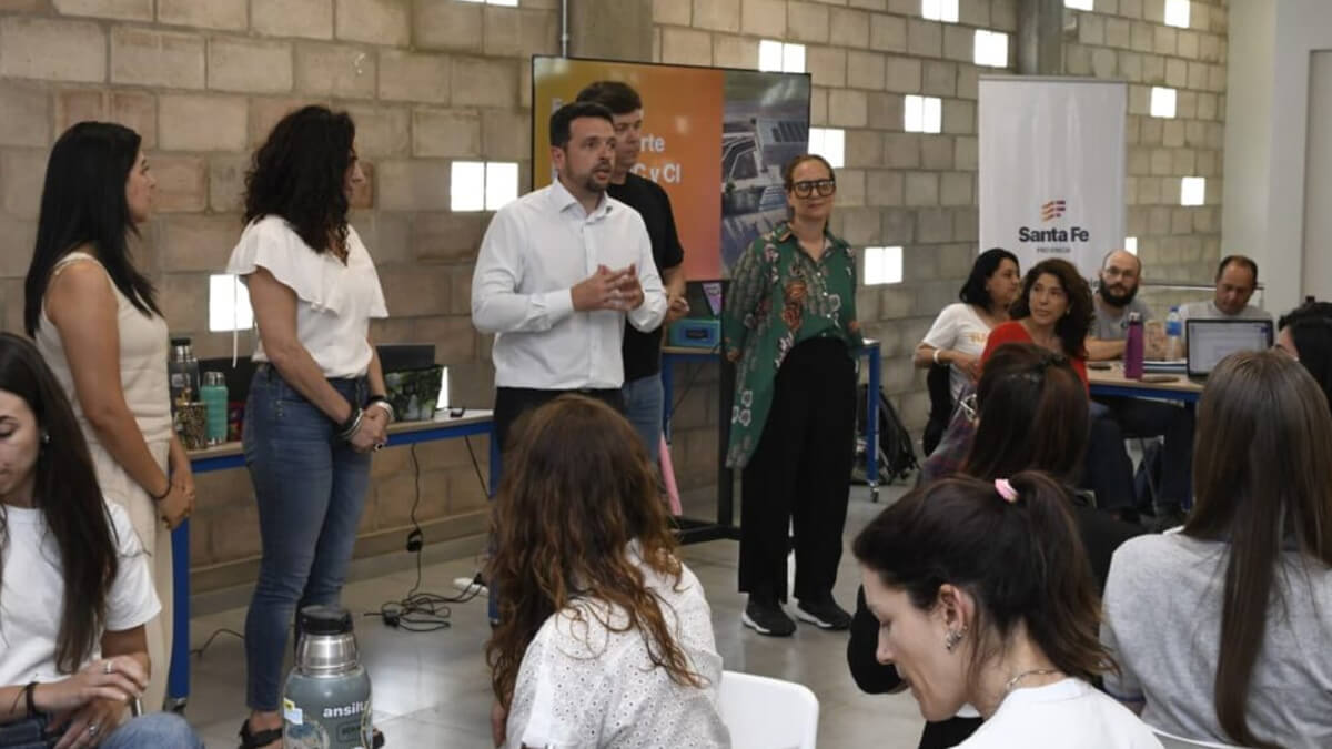 Intendente Gonzalo Braidot dando la bienvenida a los participantes del taller de Innovación Climática y Biodiversidad en Avellaneda.