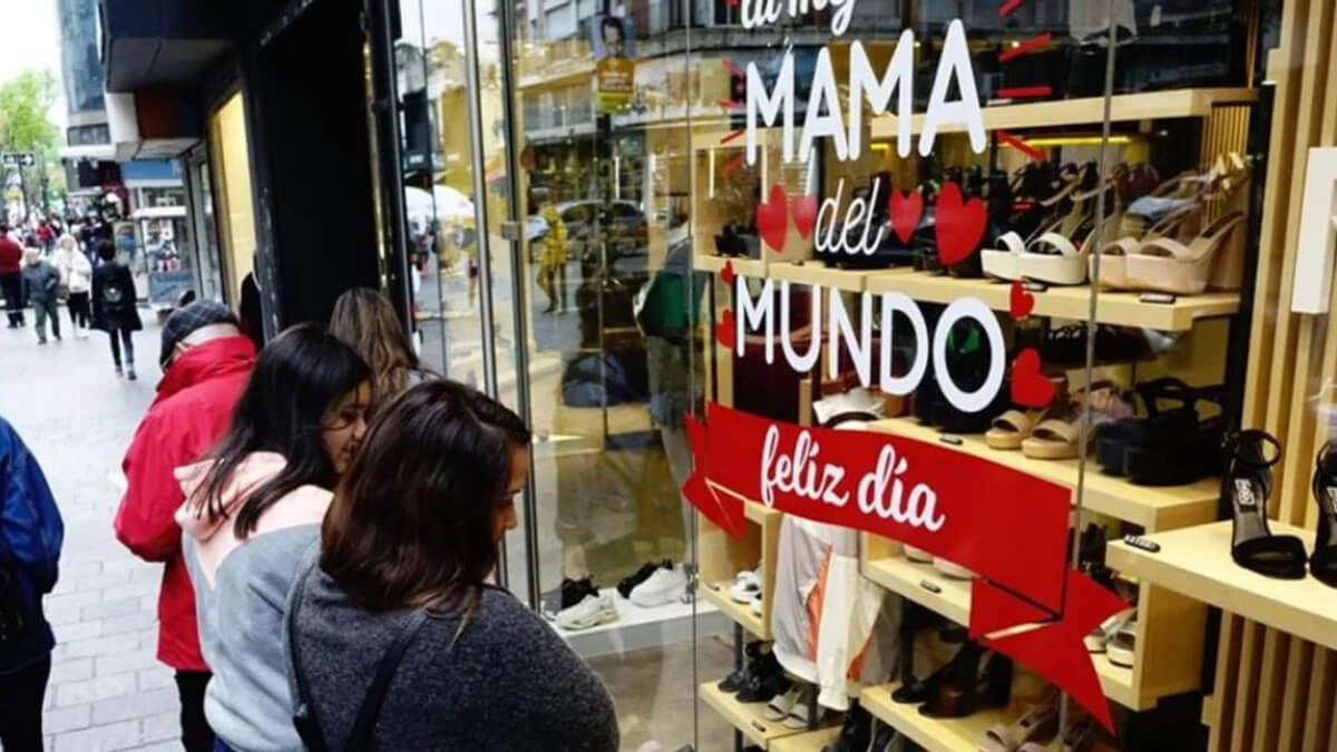 Personas mirando vidrieras para realizar compras de regalos por el Día de la Madre