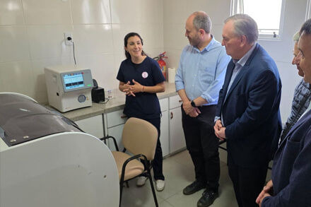 Senador Felipe Michlig y autoridades provinciales recorriendo el laboratorio recientemente habilitado del SAMCo de Arrufó.