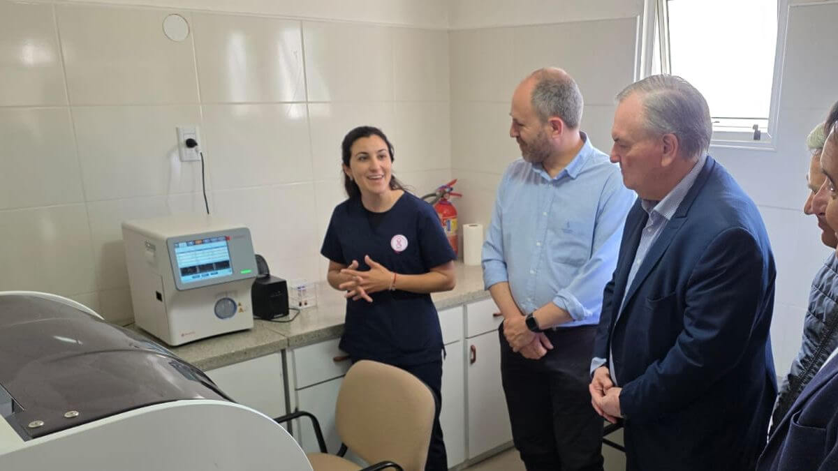 Senador Felipe Michlig y autoridades provinciales recorriendo el laboratorio recientemente habilitado del SAMCo de Arrufó.