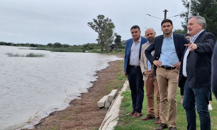El senador Felipe Michlig y el gobernador Maximiliano Pullaro recorren la Laguna La Verde donde se ejecutarán las obras.