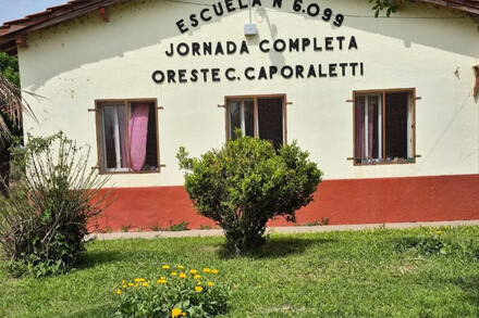 Frente de la Escuela N° 6099 “Oreste C. Caporaletti” donde se realizará el primer encuentro de docentes rurales en San Javier.