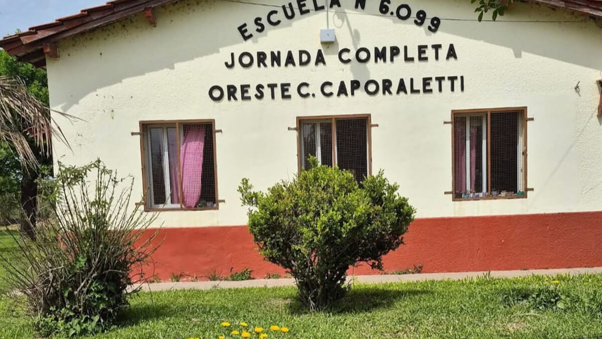 Frente de la Escuela N° 6099 “Oreste C. Caporaletti” donde se realizará el primer encuentro de docentes rurales en San Javier.