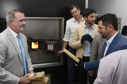 Gobernador Maximiliano Pullaro encabeza en Avellaneda el acto de incineración de estupefacientes decomisados.