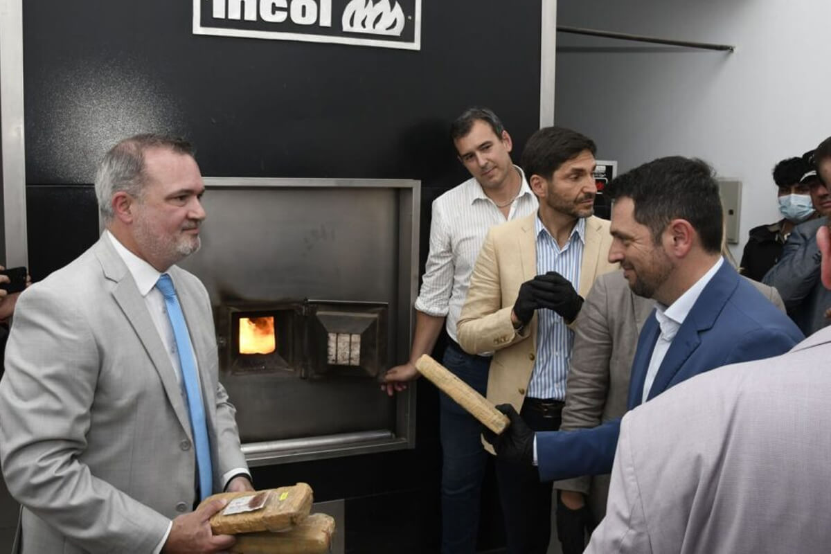 Gobernador Maximiliano Pullaro encabeza en Avellaneda el acto de incineración de estupefacientes decomisados.
