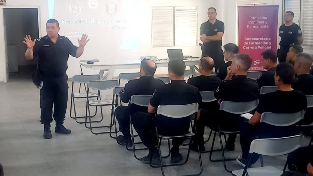 Personal policial participa de la capacitación sobre uso progresivo de la fuerza en San Javier.