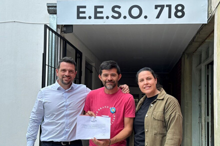 El intendente Gonzalo Braidot entrega fondos FANI a la Escuela N° 718 del barrio Don Pedro en Avellaneda.