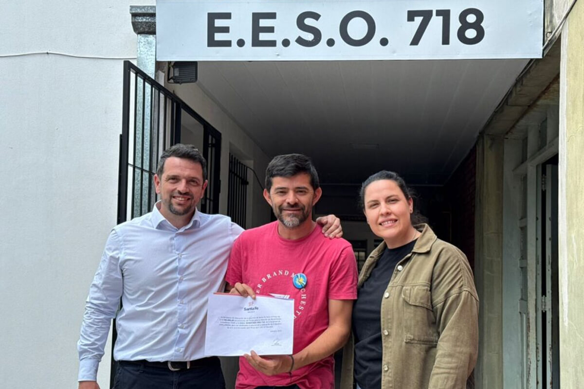 El intendente Gonzalo Braidot entrega fondos FANI a la Escuela N° 718 del barrio Don Pedro en Avellaneda.