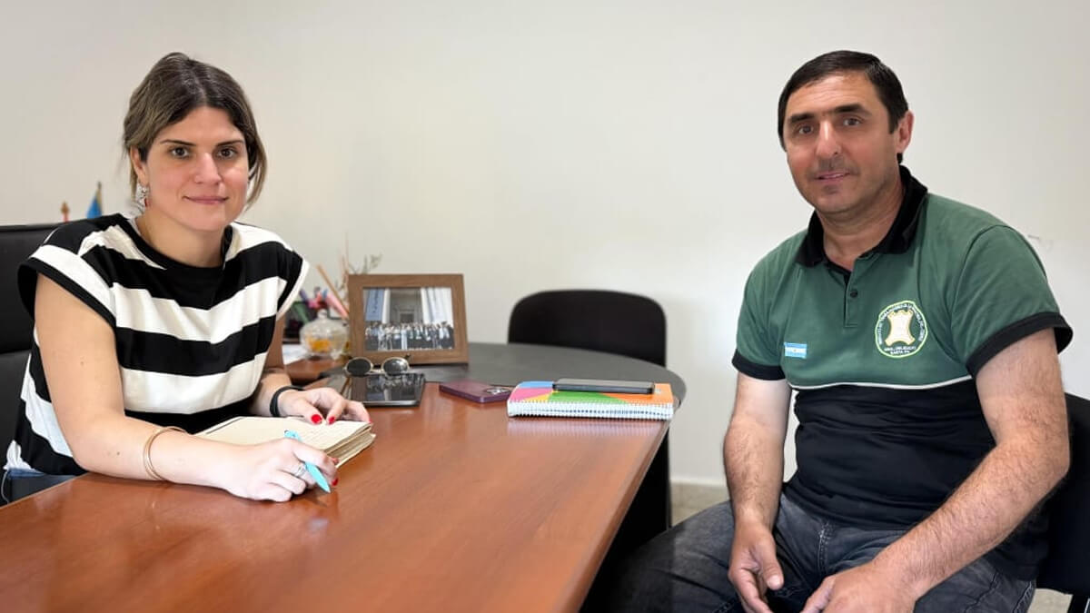 La diputada María del Rosario “Charo” Mancini junto al secretario general del STIC, Alejandro Delssin, durante la reunión sobre la planta Don Arturo.