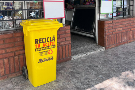 Contenedores dispuestos en Romang para que los vecinos depositen sus botellas con aceite vegetal usado.