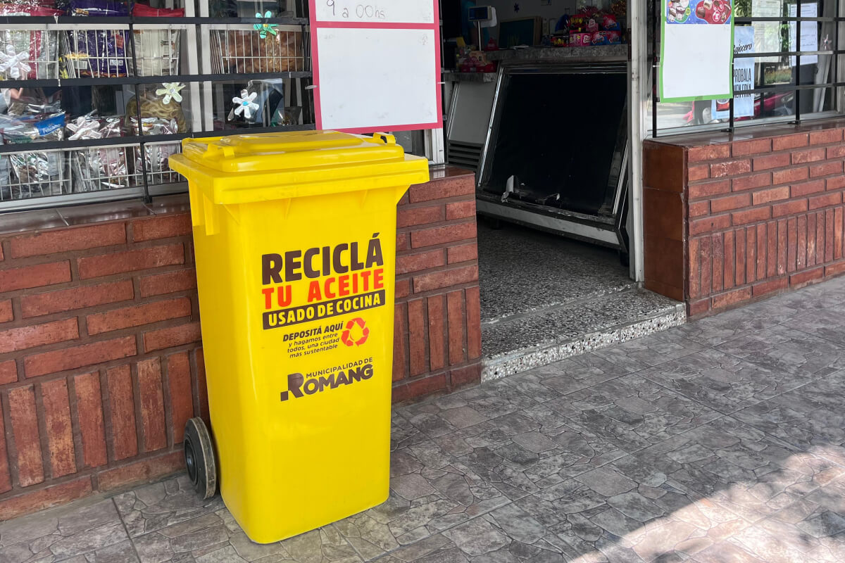 Contenedores dispuestos en Romang para que los vecinos depositen sus botellas con aceite vegetal usado.