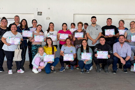 Participantes del taller de RCP en Hardy junto a la Diputada Charo Mancini recibiendo sus certificados.