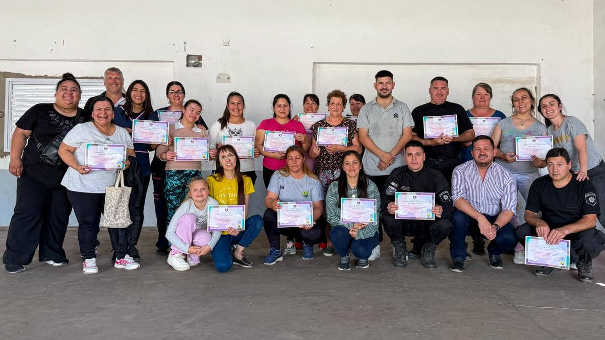 Participantes del taller de RCP en Hardy junto a la Diputada Charo Mancini recibiendo sus certificados.