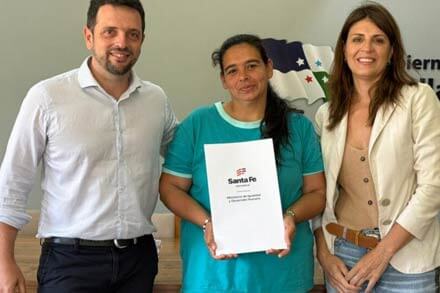 El intendente Gonzalo Braidot entrega carnets de manipulación de alimentos a emprendedoras de Avellaneda durante el acto oficial en el Salón de Actos municipal.