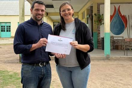 Intendente Gonzalo Braidot entrega el aporte FANI a la directora escolar Verónica Della Rosa en la EESO N° 717 de Avellaneda
