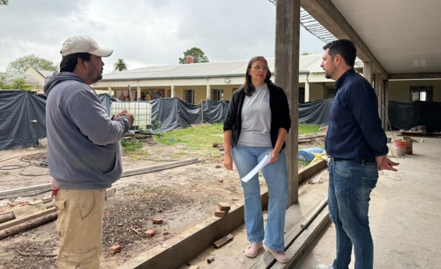 El intendente Braidot junto a la directora Della Rosa recorrieron las obras en marcha en la institución escolar