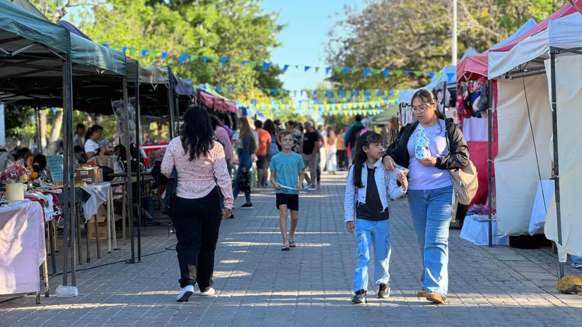 Emprendedores y artesanos en la Feria Ocampense del Día de la Madre en la Plaza San Martín de Villa Ocampo