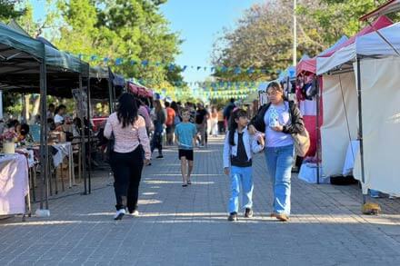 Emprendedores y artesanos en la Feria Ocampense del Día de la Madre en la Plaza San Martín de Villa Ocampo