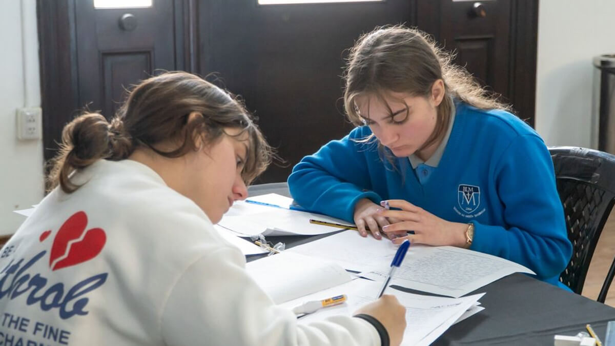 Alumnos participando de las tutorías presenciales del Programa Quedate en Santa Fe.