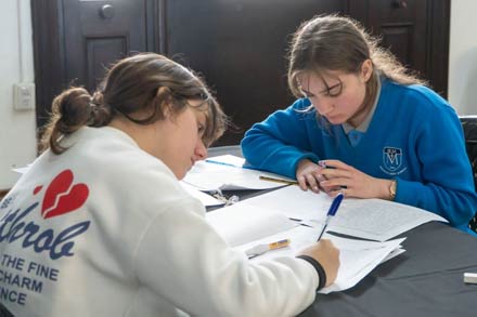 Alumnos participando de las tutorías presenciales del Programa Quedate en Santa Fe.
