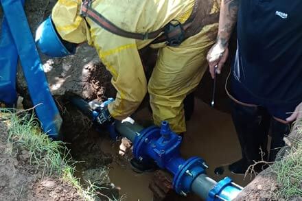 Empleados de ASSA realizando el cambio de válvulas en la red de agua potable en Reconquista