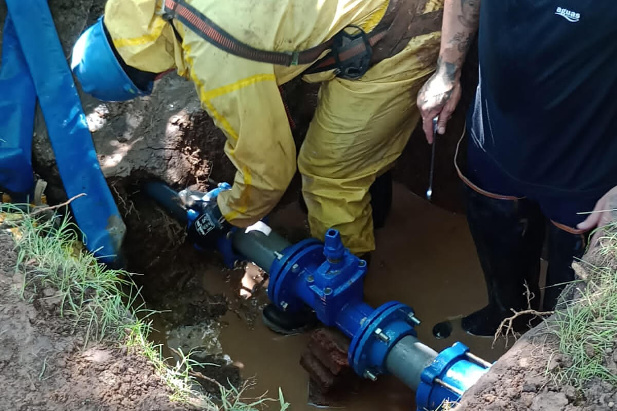 Empleados de ASSA realizando el cambio de válvulas en la red de agua potable en Reconquista