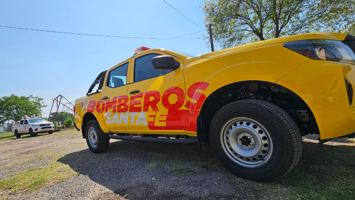 Camioneta nueva entregada por el Senador Rodrigo Borla a los Bomberos Voluntarios de Gobernador Crespo