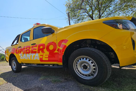 Camioneta nueva entregada por el Senador Rodrigo Borla a los Bomberos Voluntarios de Gobernador Crespo