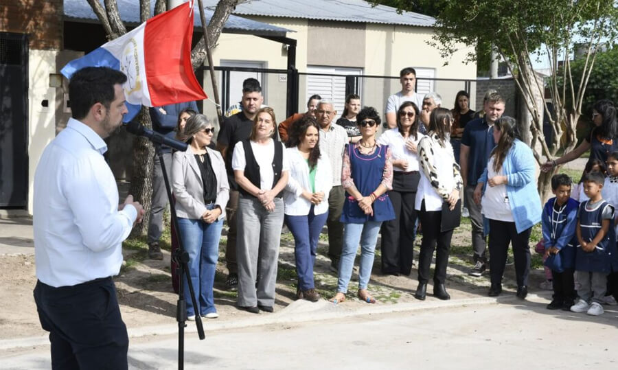 El intendente Braidot dejando su mensaje en la habilitación del pavimento de Calle 114 en Barrio Cooperación