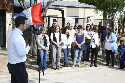 El intendente Braidot dejando su mensaje en la habilitación del pavimento de Calle 114 en Barrio Cooperación 