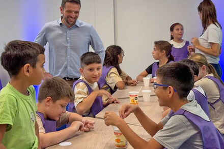Niños participando en cursos de capacitación tecnológica en AGENPiA