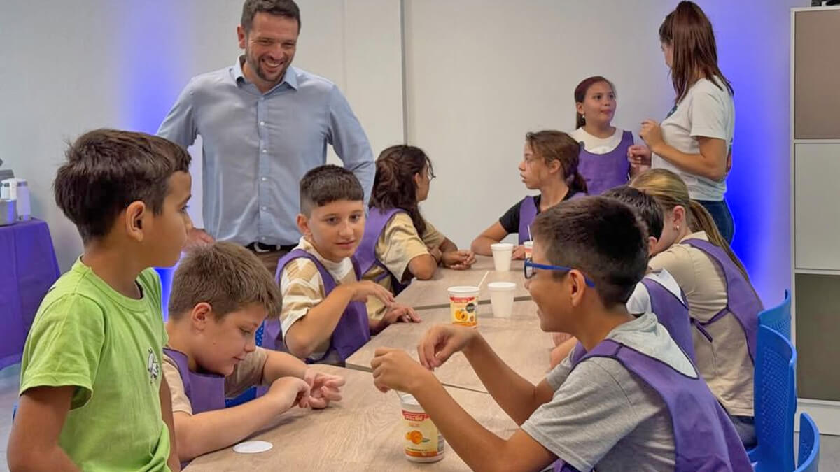Niños participando en cursos de capacitación tecnológica en AGENPiA