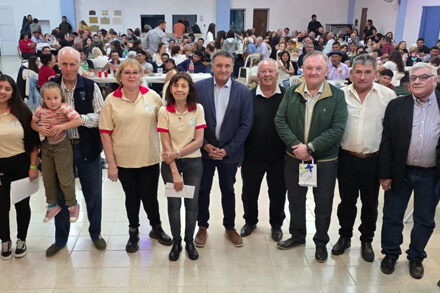 Acto de entrega de aportes encabezado por el senador Felipe Michlig y el diputado Marcelo González en La Lucila.