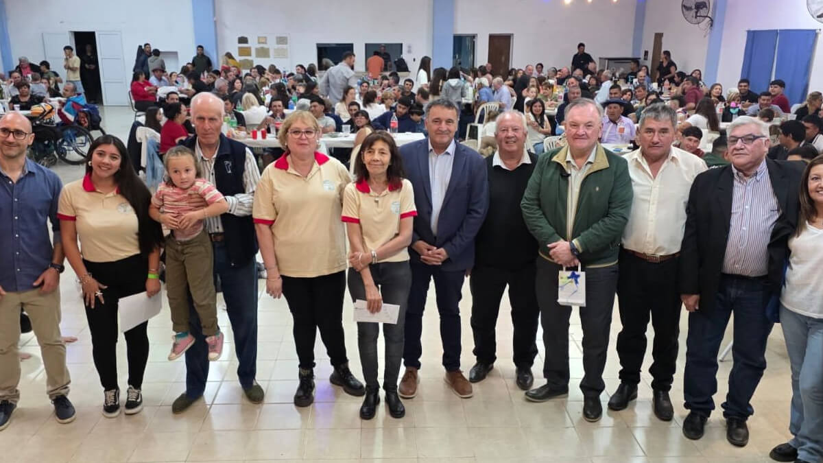 Acto de entrega de aportes encabezado por el senador Felipe Michlig y el diputado Marcelo González en La Lucila.