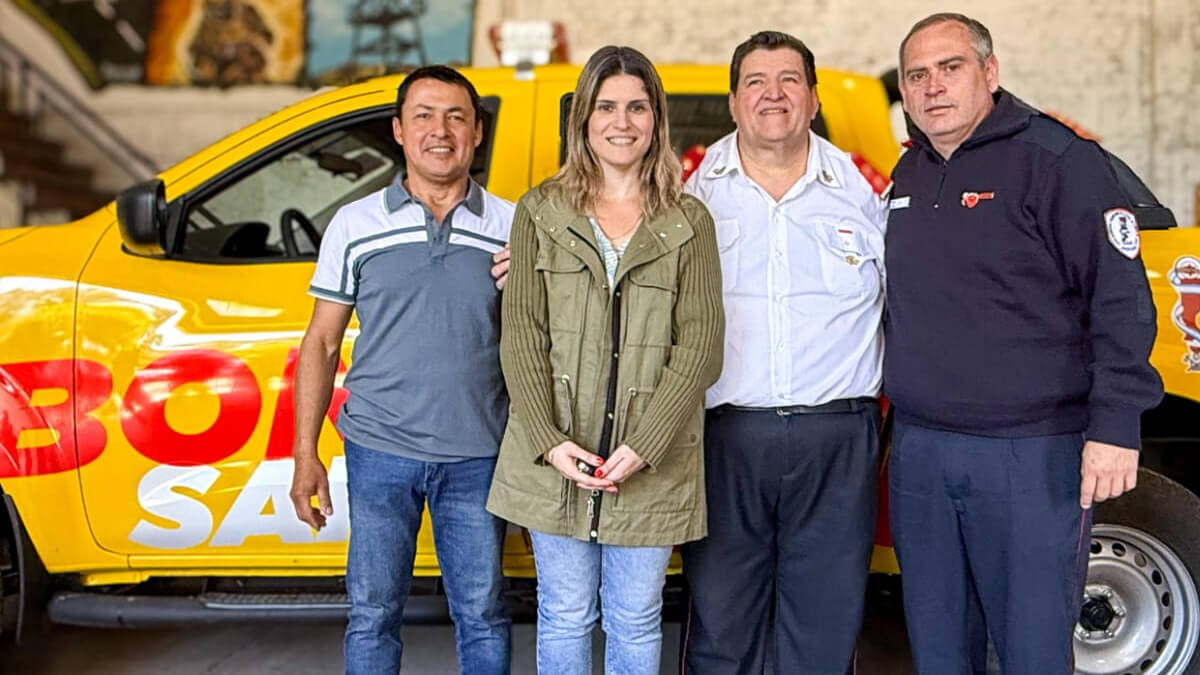 Charo Mancini durante la entrega del nuevo móvil para los Bomberos Voluntarios de Las Toscas