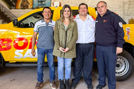 Charo Mancini durante la entrega del nuevo móvil para los Bomberos Voluntarios de Las Toscas