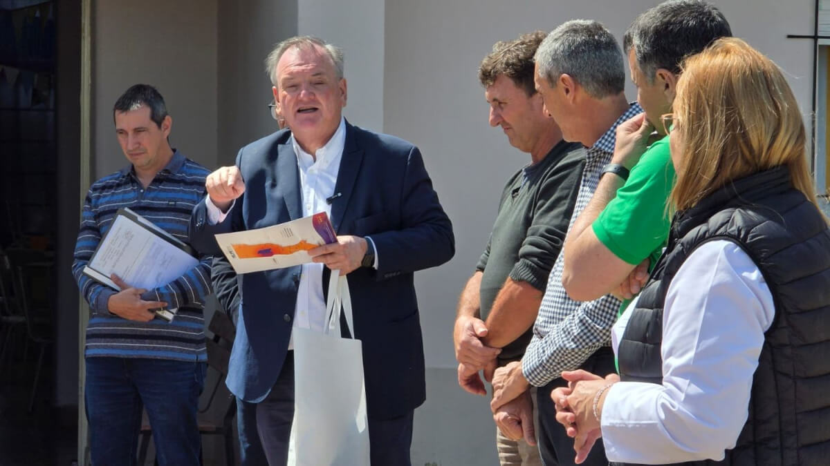 Senador Felipe Michlig entregando un aporte FANI a la Escuela N°6121 de Constanza