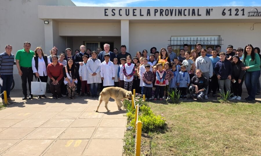 Acto de entrega de aportes a la Escuela N°6121 de Constanza