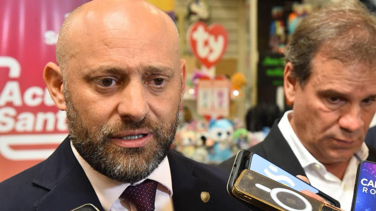 Gustavo Puccini presenta el balance del programa Acuerdo Santa Fe Construcción en Santa Fe, junto a autoridades provinciales — resultados, comercios y ventas.