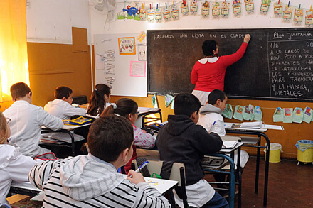 Maestra dando clases en aula