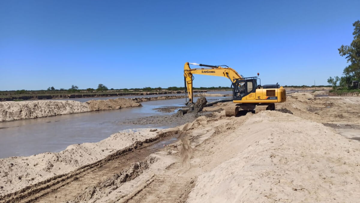 Trabajos en la costanera de San Javier con maquinaria y obreros en obra de defensa hídrica provincial