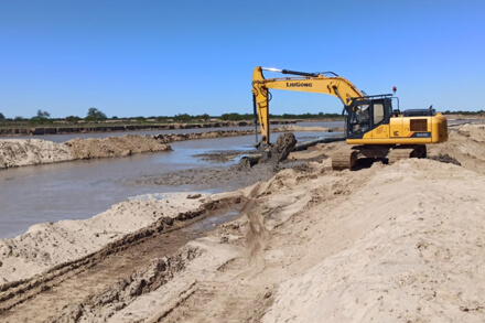 Trabajos en la costanera de San Javier con maquinaria y obreros en obra de defensa hídrica provincial
