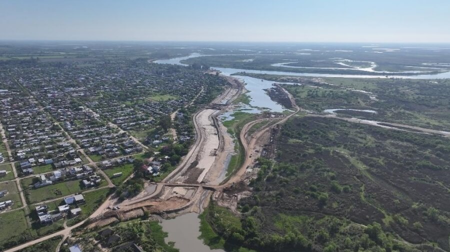 Vista aérea del avance de la obra de la costanera y defensa hídrica de San Javier, con terraplenes, maquinaria y frente costero en construcción financiado por la provincia de Santa Fe.