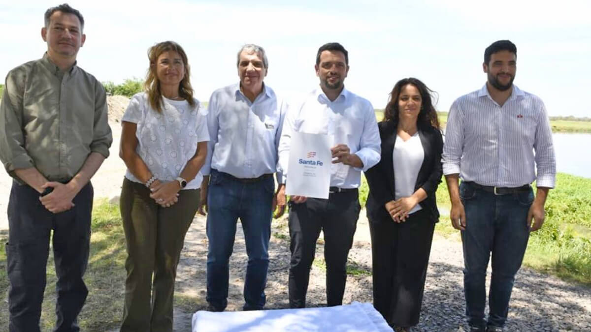 Intendente Gonzalo Braidot junto al secretario Leonel Marmiroli durante la firma del acta de inicio de obra cloacal en Avellaneda, Santa Fe