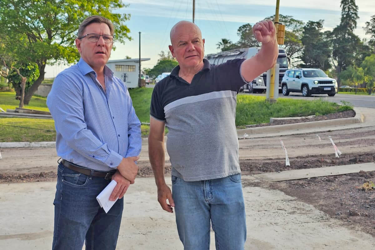Senador Rodrigo Borla y presidente comunal Gerardo Lazzarini recorriendo obras viales en Marcelino Escalada, Santa Fe
