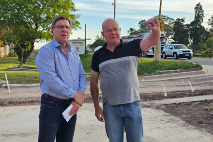 Senador Rodrigo Borla y presidente comunal Gerardo Lazzarini recorriendo obras viales en Marcelino Escalada, Santa Fe 